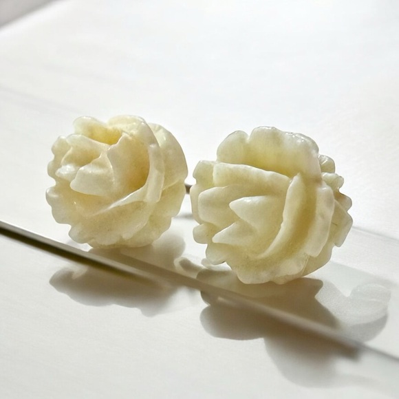 Stunning 1950’s Rose Carved Genuine Ivory 14kt Gold Post Earrings - Picture 4 of 10